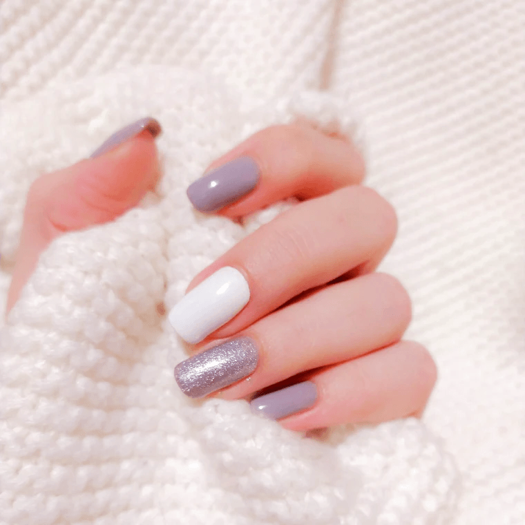 Detalle de manicura con esmalte y acabado profesional