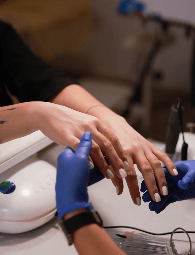 Aplicación de uñas semipermanentes en Guayaquil